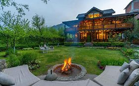 Stayvista At The Kathguni House In Manali With Private Lawn